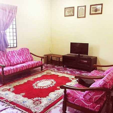 Homestay Bandar Pekan - Musleem Preferred Екстериор снимка